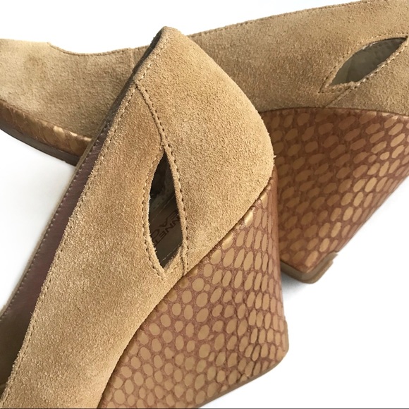 Kenneth Cole Women Sz 7.5 Tan Suede Wedge Peep Toe - Picture 7 of 8